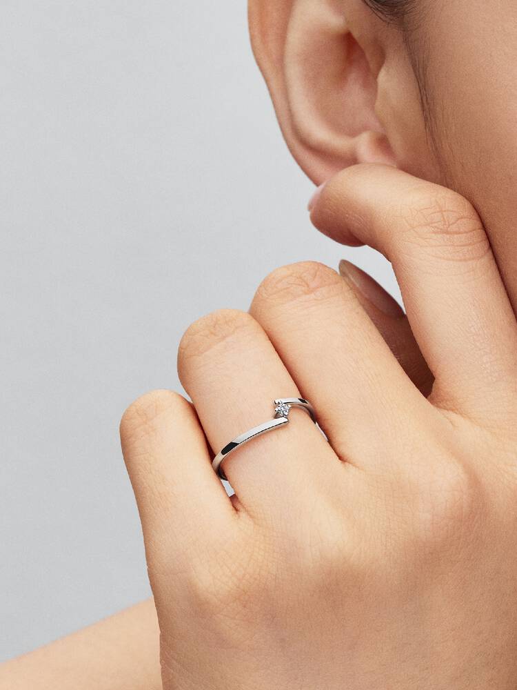 Pandora Anello Solitario con Fascia Asimmetrica